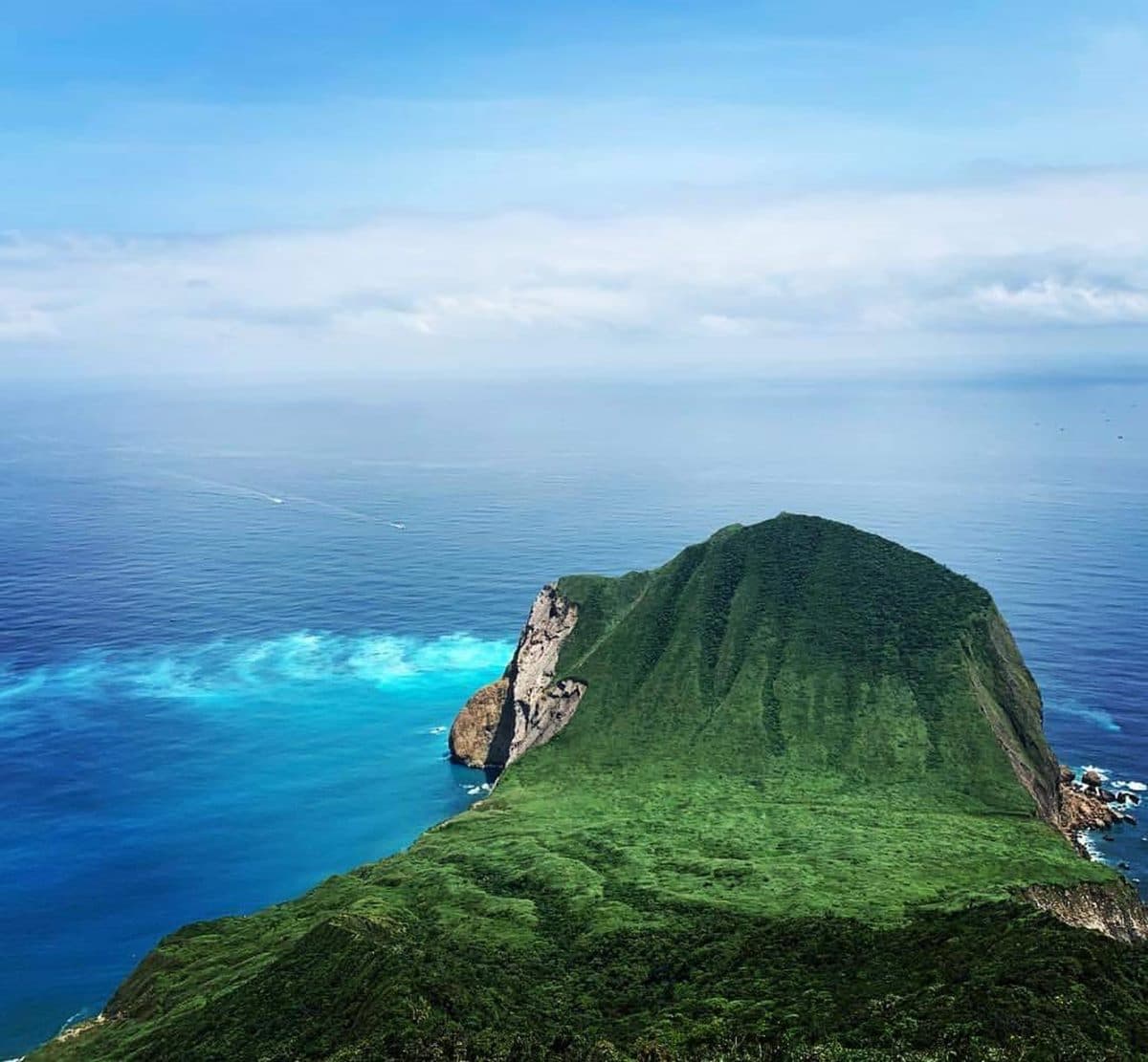 全球最酷「龜山島」限時開放！看完登島須知快搶訂，搭船賞鯨＋打卡牛奶湖