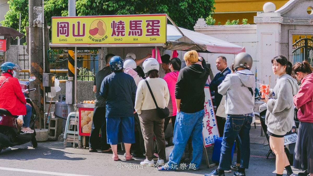 「岡山燒馬蛋」餐車位在岡山統一戲院對面，是在地人從小吃到大的點心。（圖片來源：小咪ma．吃喝玩樂趣）