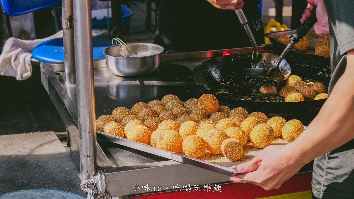 燒馬蛋都是現包現炸，主要是用地瓜＋糯米製作，裡面會包一點內餡。（圖片來源：小咪ma．吃喝玩樂趣）