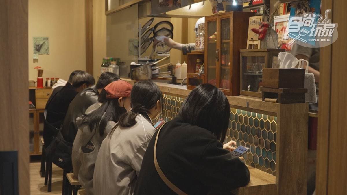不少在地人宵夜都會來吃「肉汁餃子軒」。