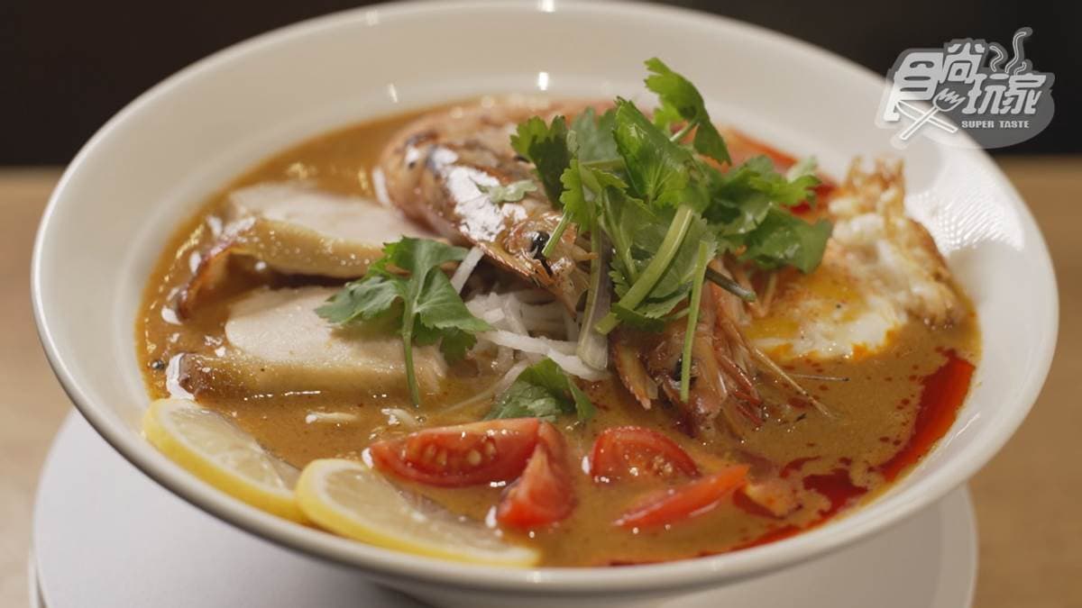 「冬蔭蝦湯拉麵」上面有香菜，很有東南亞的風味。