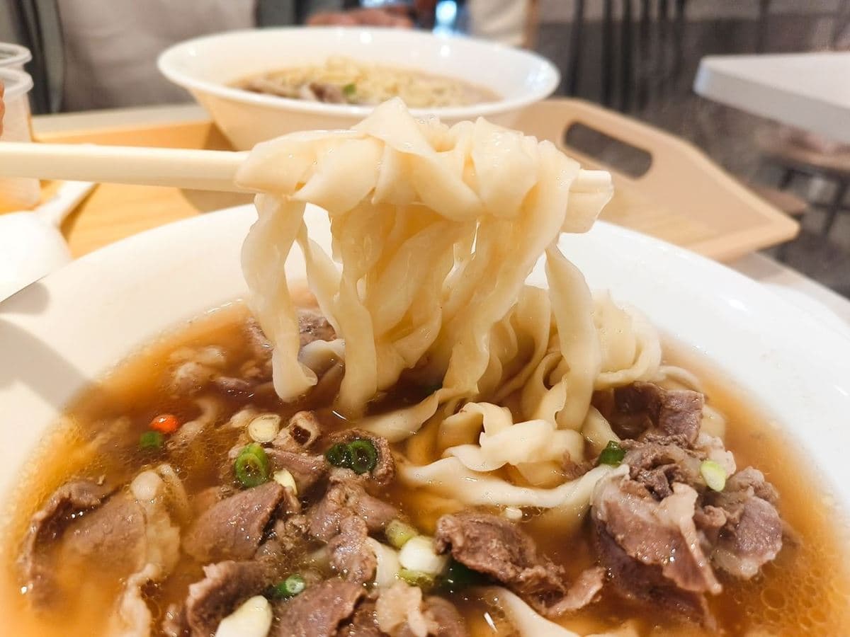 ６種配料豆花吃到飽！東區隱藏版「高CP值牛肉麵」120元起，飲料吧無限暢飲