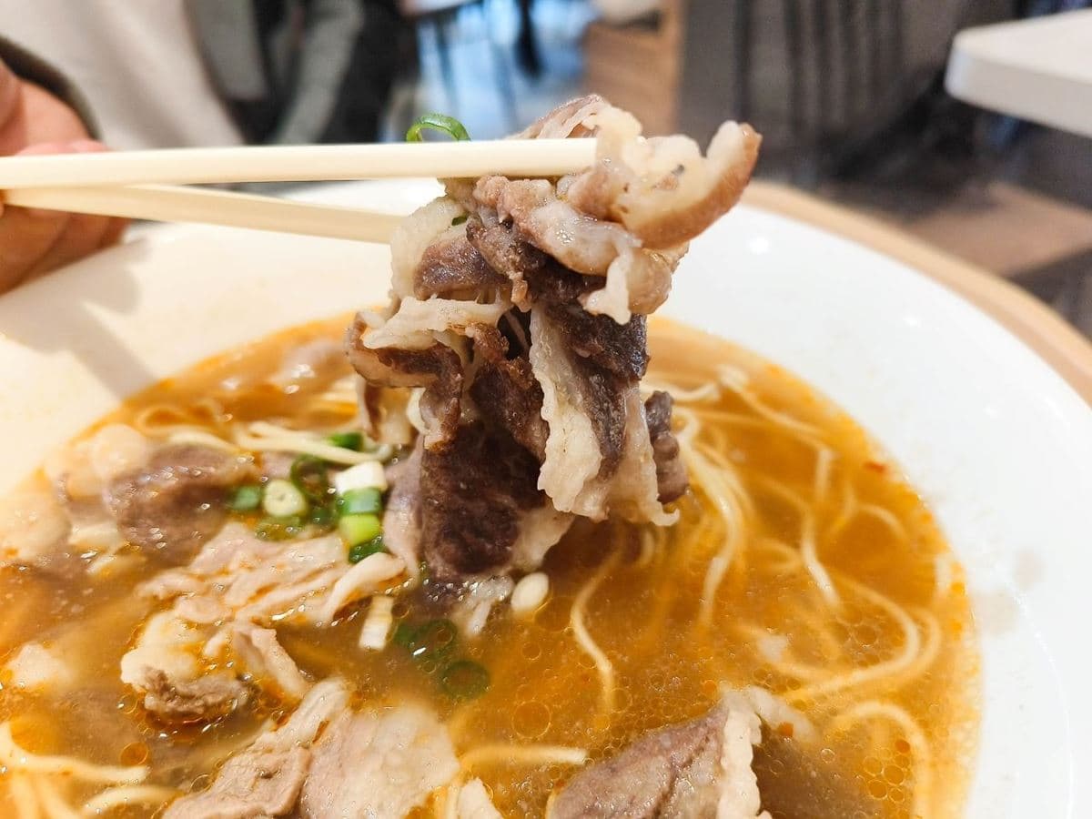 ６種配料豆花吃到飽！東區隱藏版「高CP值牛肉麵」120元起，飲料吧無限暢飲