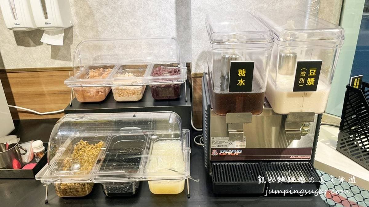 內用可享豆花、配料、飲料無限自取，CP值頗高。（圖片來源：凱西跳跳糖美食旅遊）