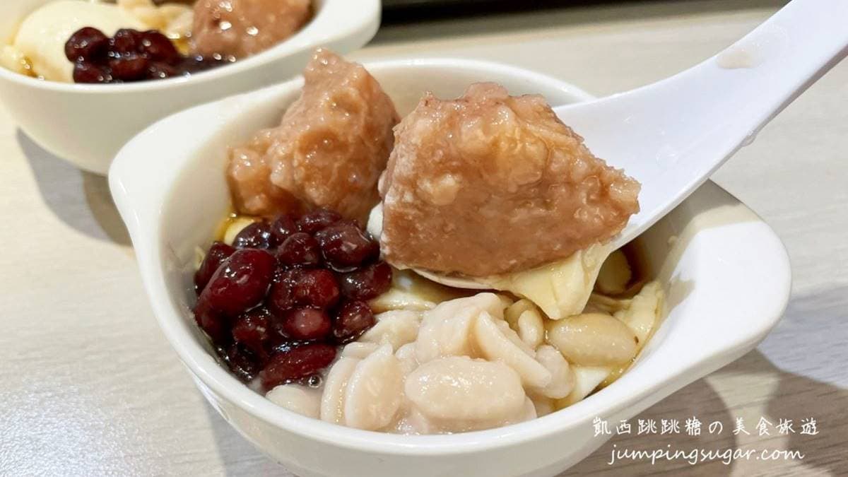 豆花口感偏扎實，豆香味也足夠，還有網友大讚根本可以改開豆花店了！（圖片來源：凱西跳跳糖美食旅遊）