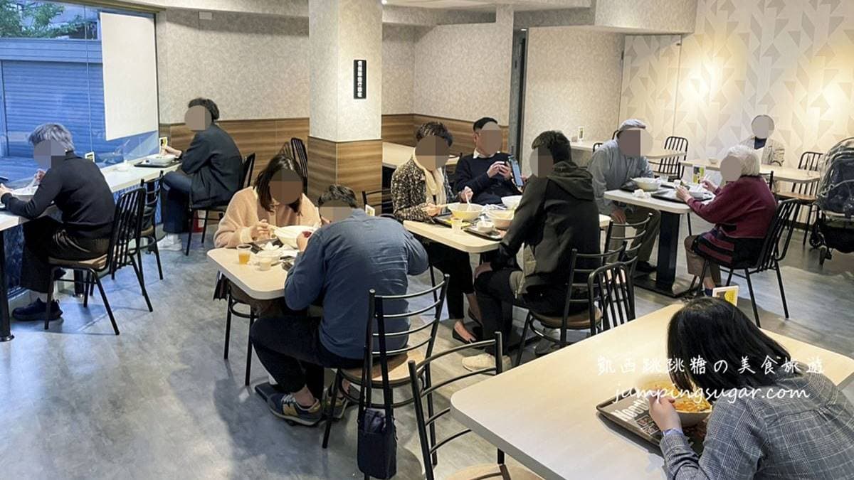 麵食可以外帶，也有舒適的環境可內用。（圖片來源：凱西跳跳糖美食旅遊）
