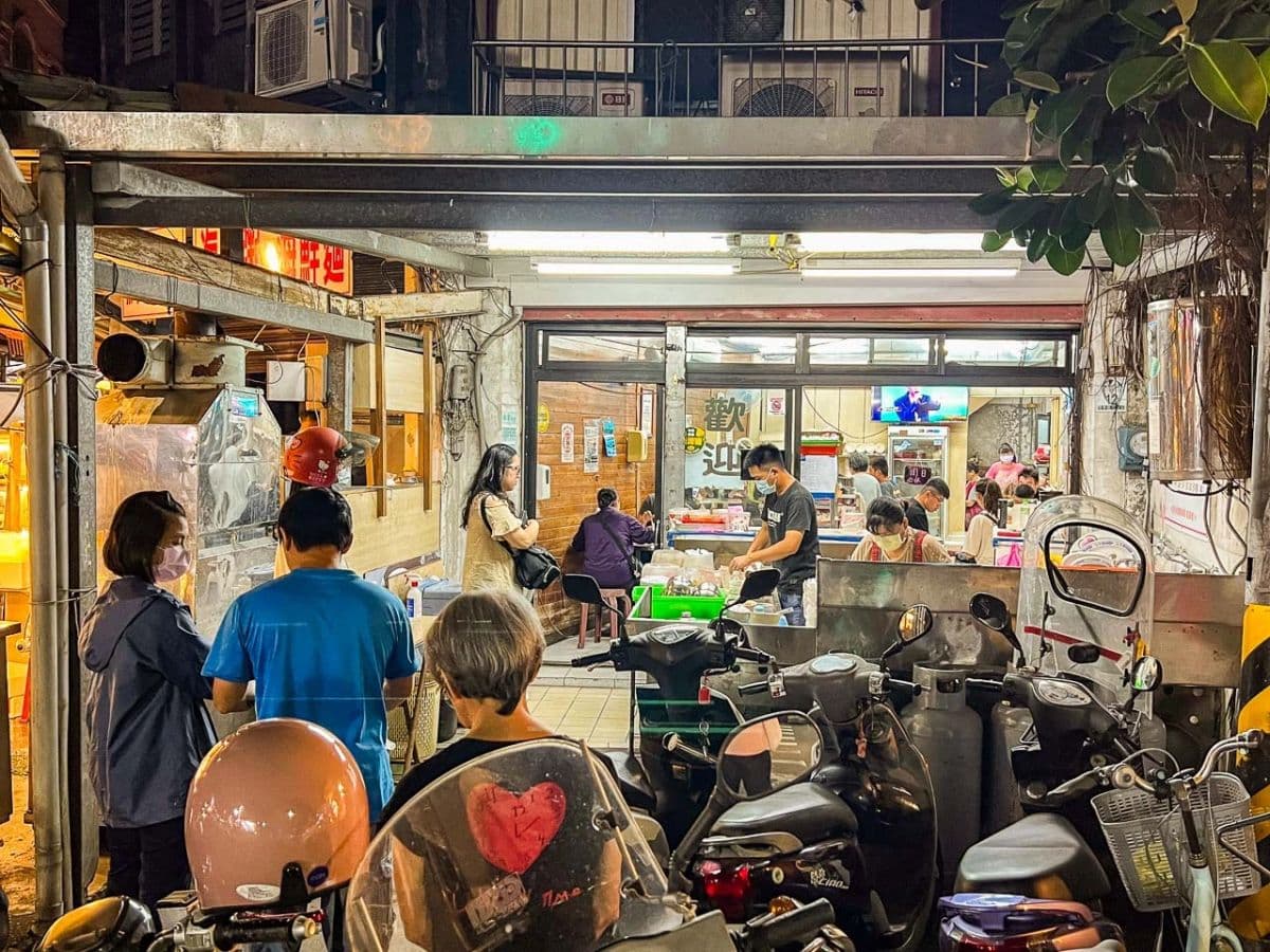 水餃每顆４元！在地人激推「皮薄餡多」脆又甜，無招牌小店照樣賣翻