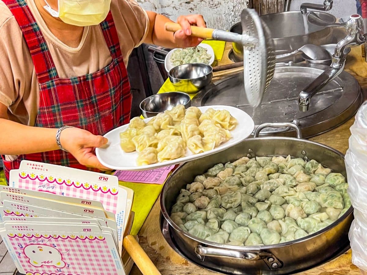 水餃每顆４元！在地人激推「皮薄餡多」脆又甜，無招牌小店照樣賣翻