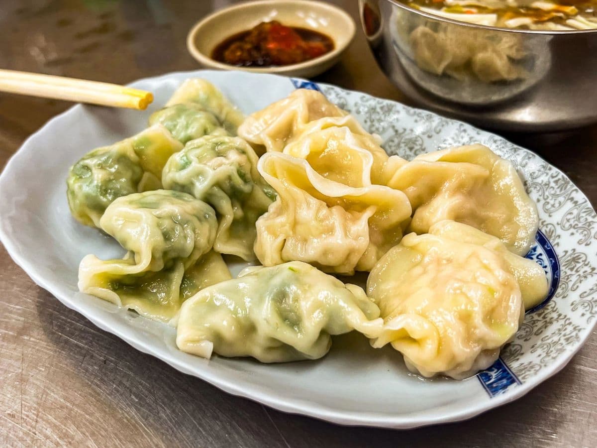 水餃每顆４元！在地人激推「皮薄餡多」脆又甜，無招牌小店照樣賣翻