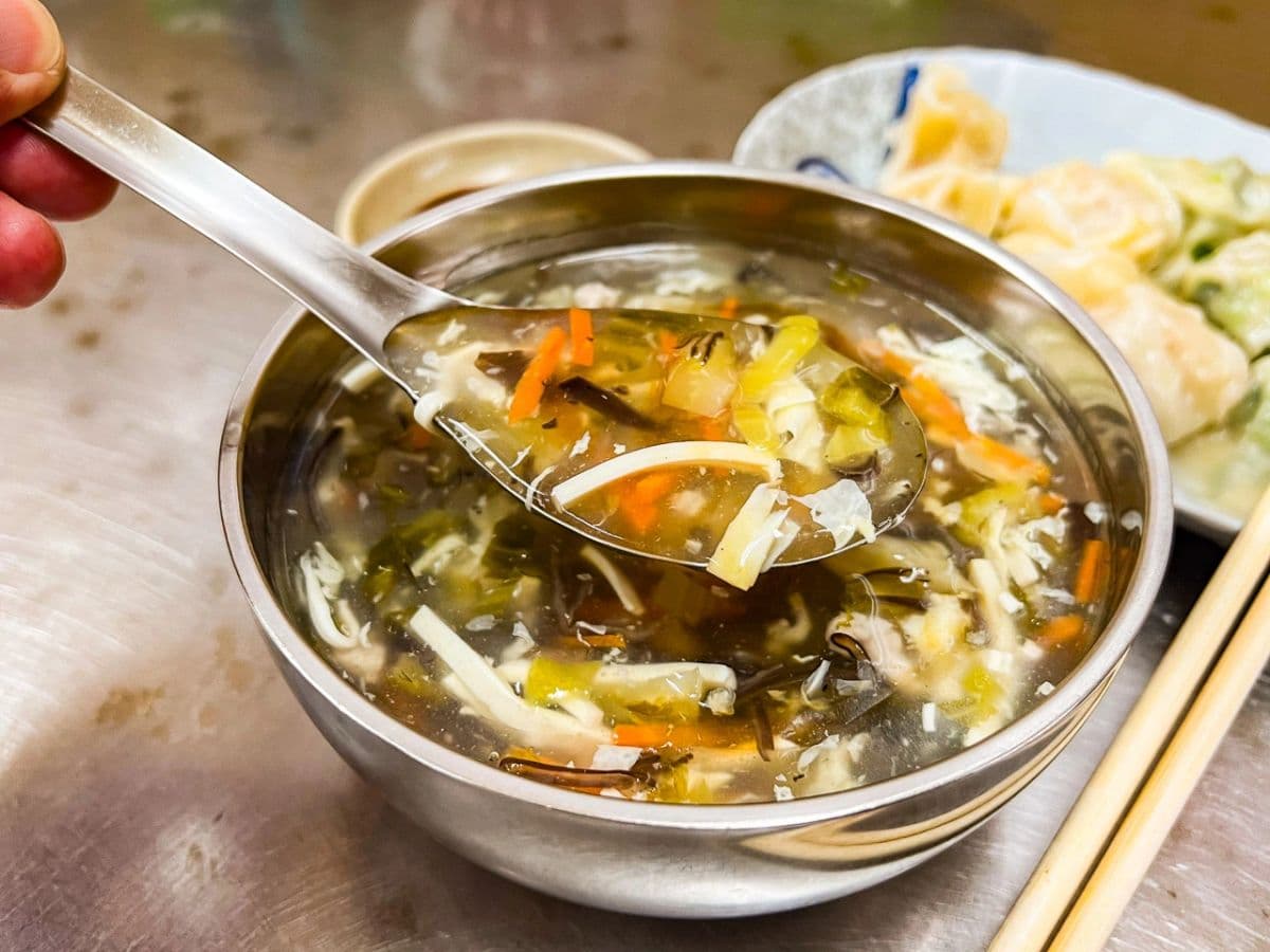 水餃每顆４元！在地人激推「皮薄餡多」脆又甜，無招牌小店照樣賣翻