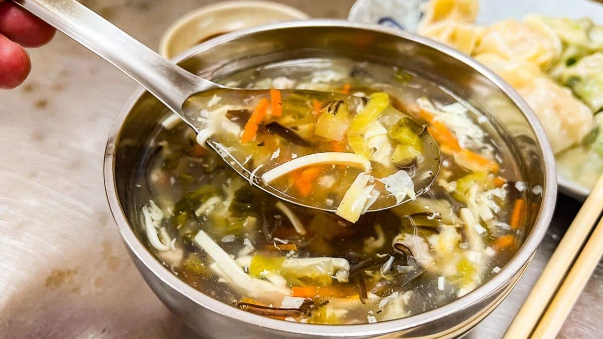 除了水餃外，店裡也有販售酸辣湯。（圖片來源：大手牽小手。玩樂趣）