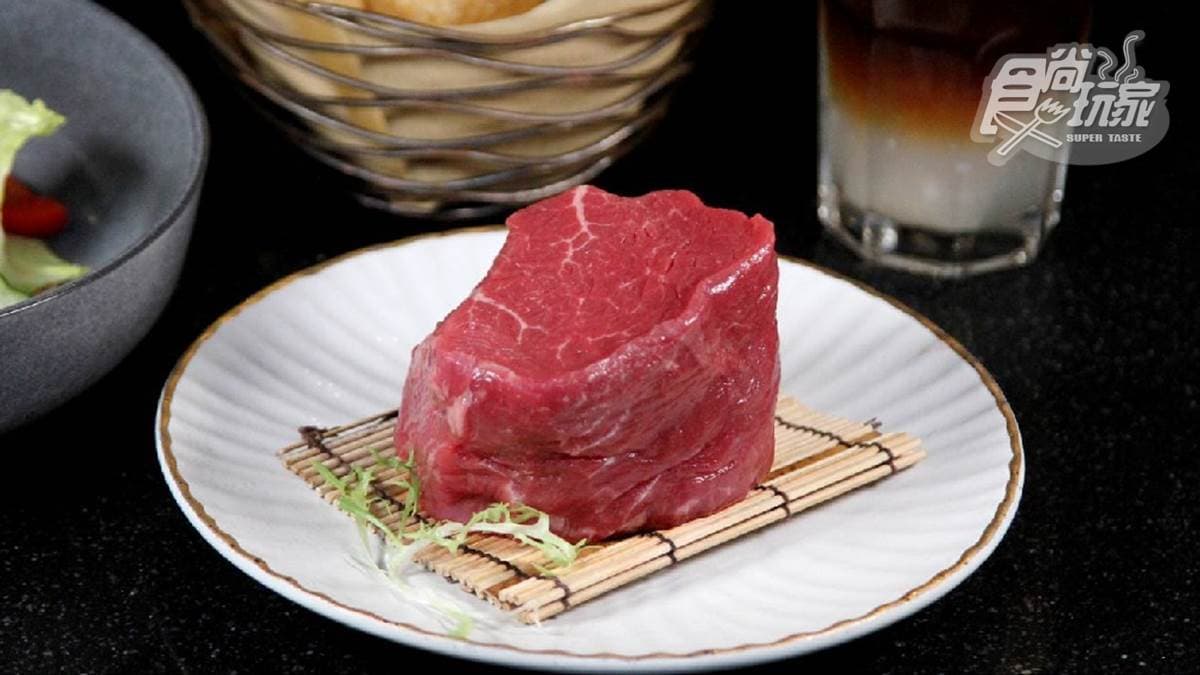餐廳提供多款牛排部位，圖為夏多布里昂菲力。