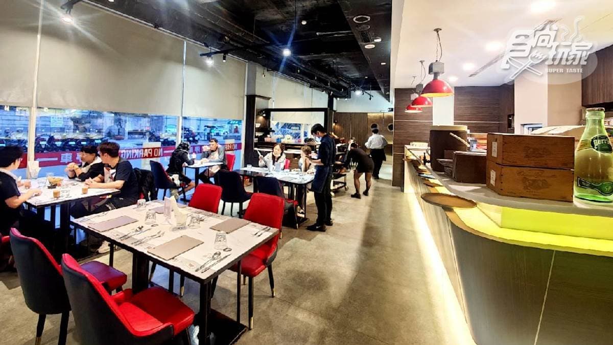 台中公益店空間寬敞，用餐環境時尚舒適。