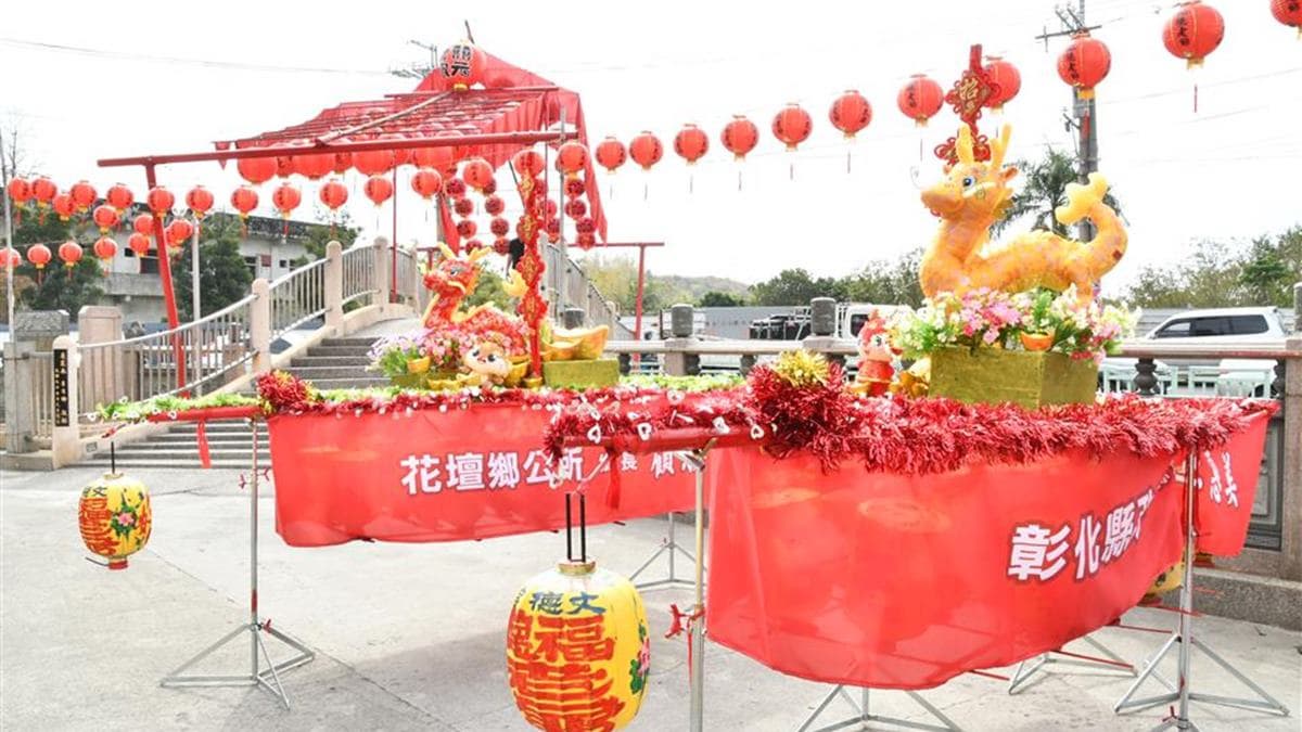 每逢元宵，廟周邊都會擺上當年生肖的主題花燈。（圖片來源：彰化縣文化局）
