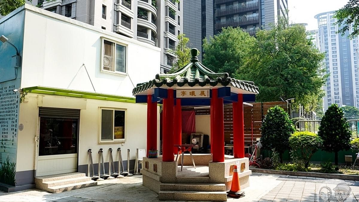 廟旁設有涼亭，提供香客們休息乘涼。（圖片來源：Leona fun life-利歐娜。樂生活）