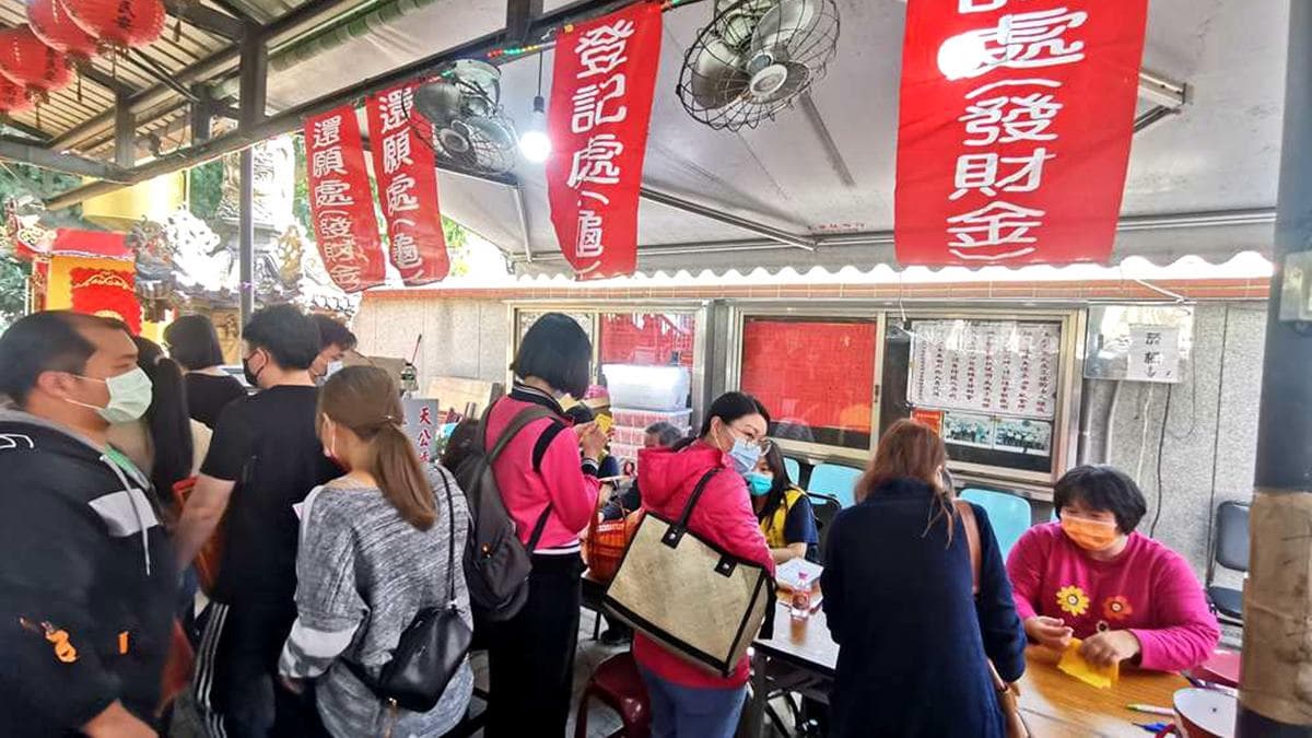 莊敬福德正神廟的發財金登記處，每年都有很多人來排隊。（圖片來源：台南美食地圖‧玩樂誌）
