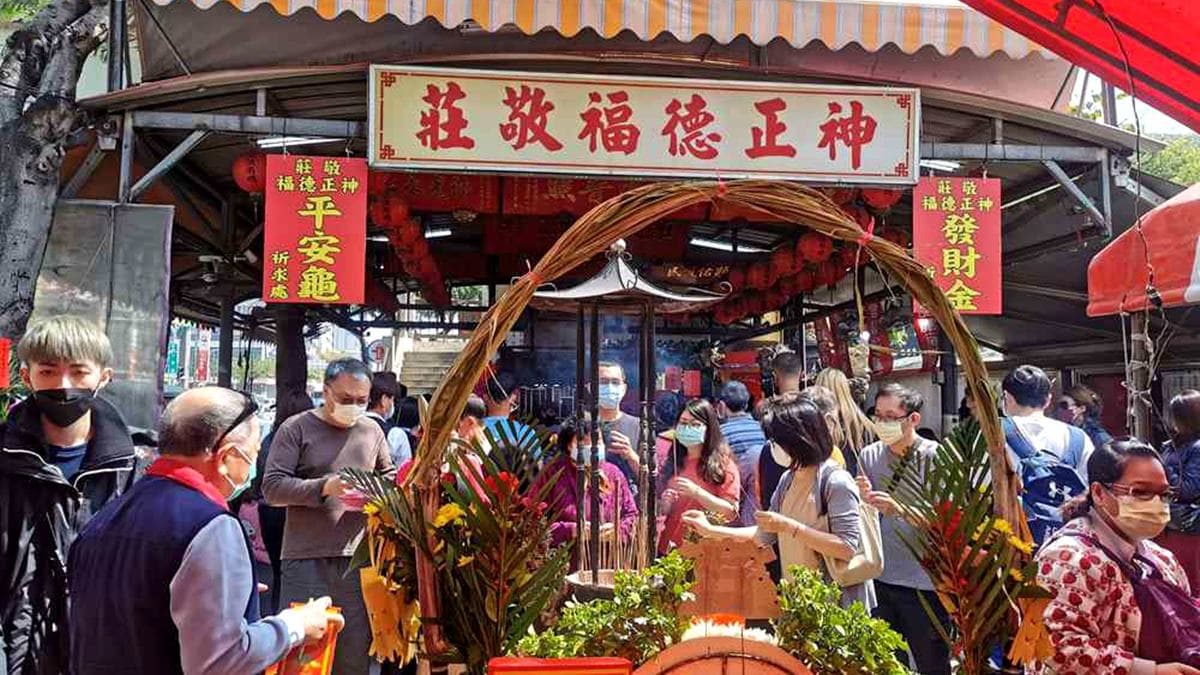 莊敬福德正神廟位於小東路跟莊敬路的陸橋下。（圖片來源：台南美食地圖‧玩樂誌）