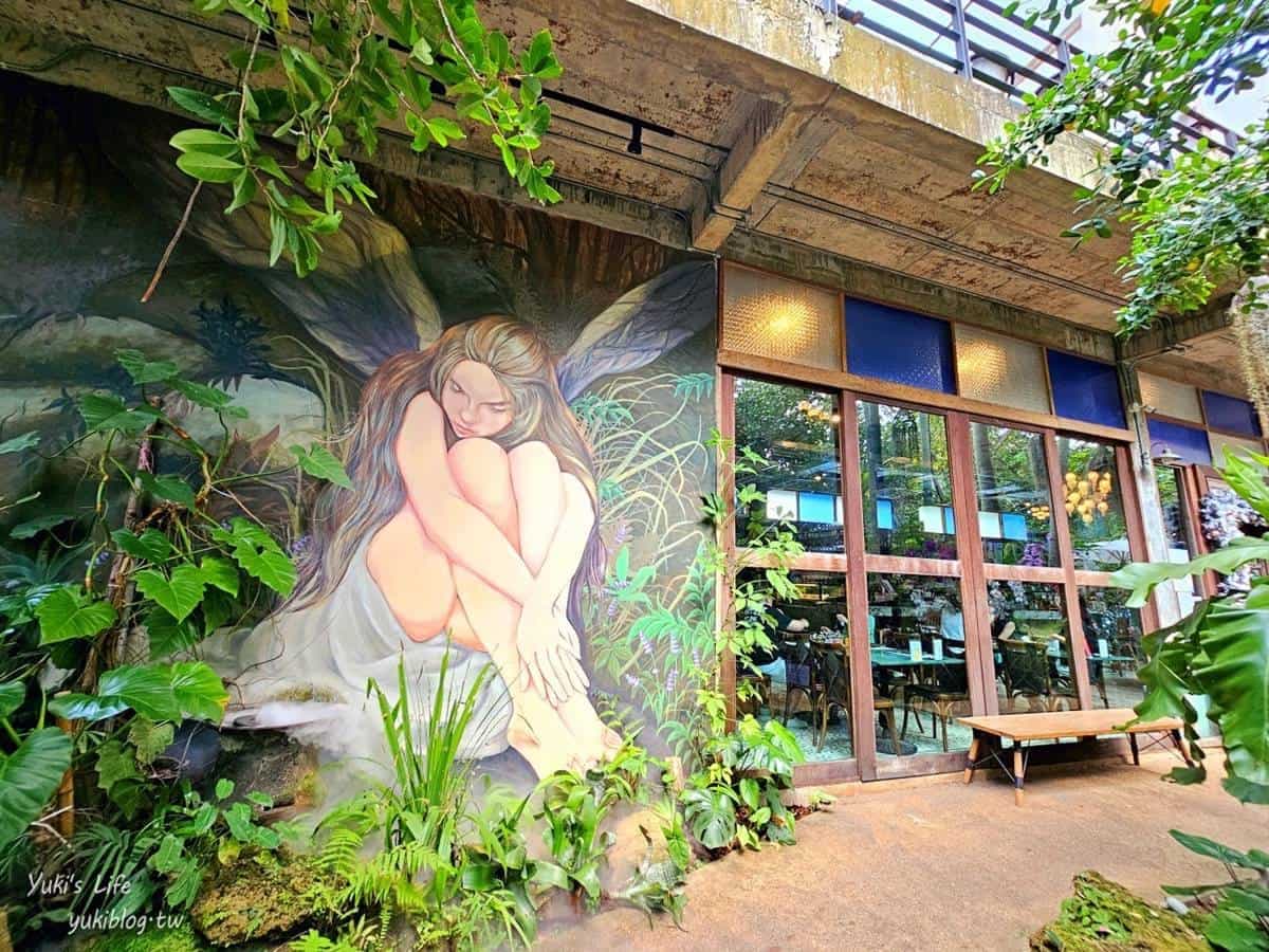 「仙境森林系」餐廳藏市區！瀑布、魚池、鸚鵡搬進來，招牌西瓜冰沙打卡夯翻