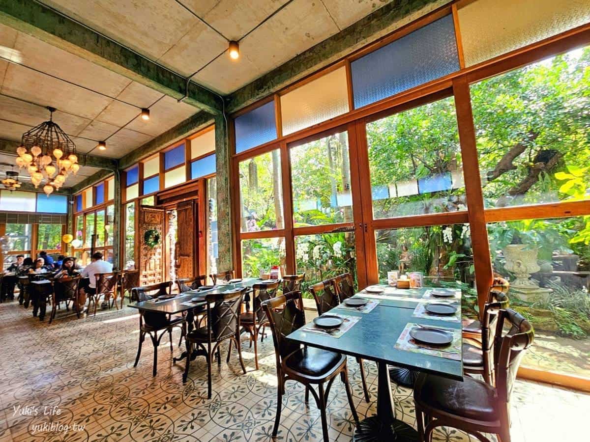 「仙境森林系」餐廳藏市區！瀑布、魚池、鸚鵡搬進來，招牌西瓜冰沙打卡夯翻