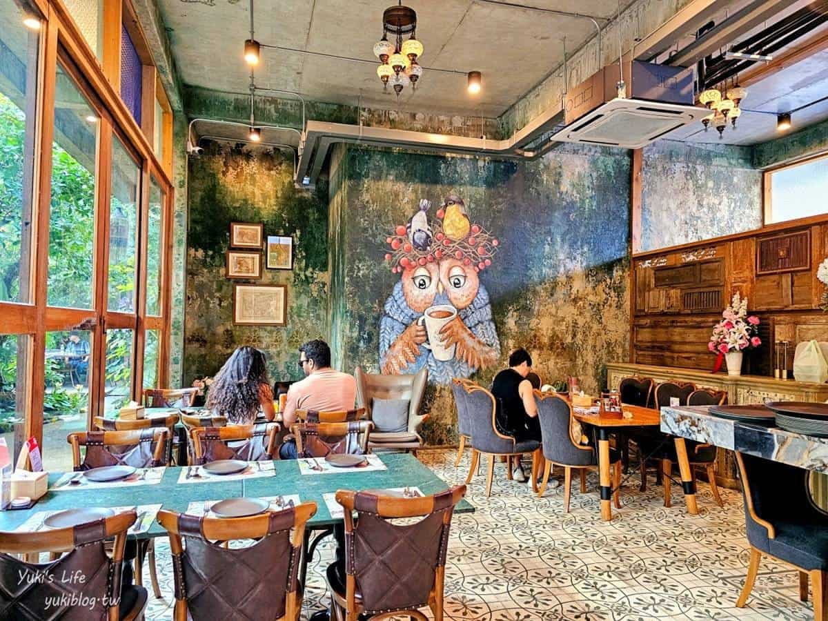 「仙境森林系」餐廳藏市區！瀑布、魚池、鸚鵡搬進來，招牌西瓜冰沙打卡夯翻