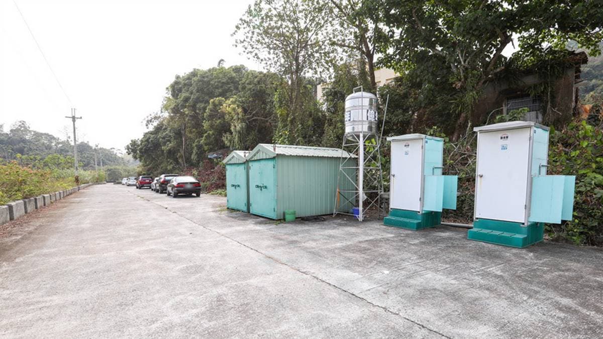 清水溝溪麝香木花道緊臨清水溝溪，是１條溪流支線旁邊產業道路。（圖片來源：13's幸福食光）
