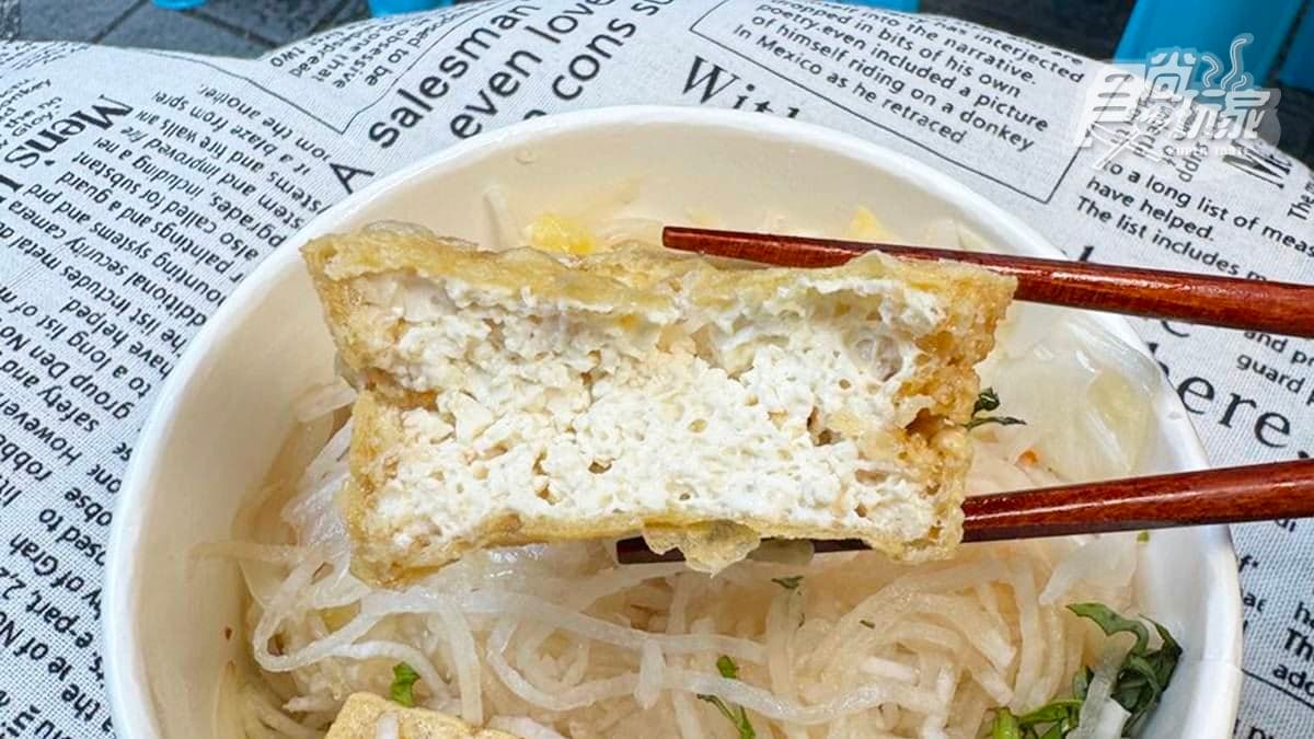 臭豆腐外層酥脆，內裡軟綿，充滿能吸汁的孔隙。