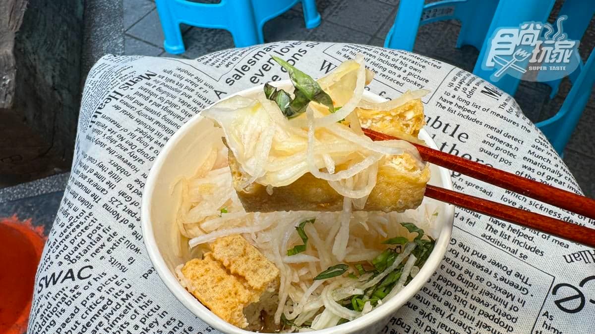 臭豆腐炸好會搭配「靈魂三寶」泡菜、蘿蔔絲、九層塔，並淋上特調醬汁。
