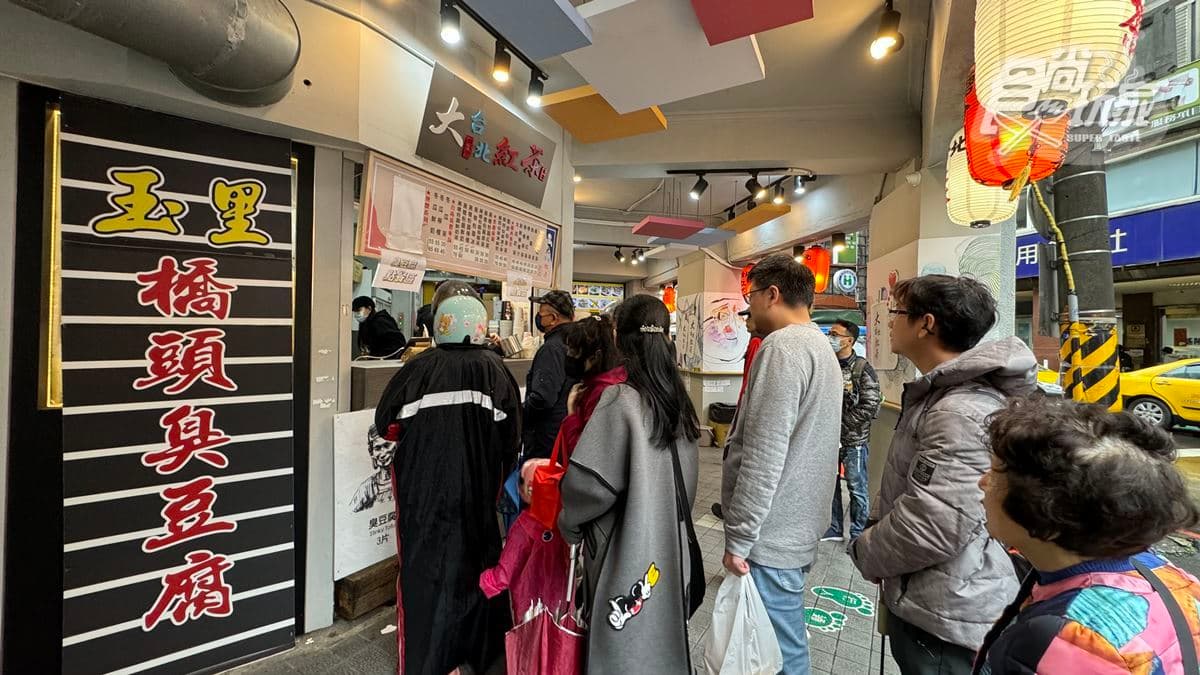 基隆店就在擁有美食一級戰區的孝三路，與「大台北紅茶」共用店面。