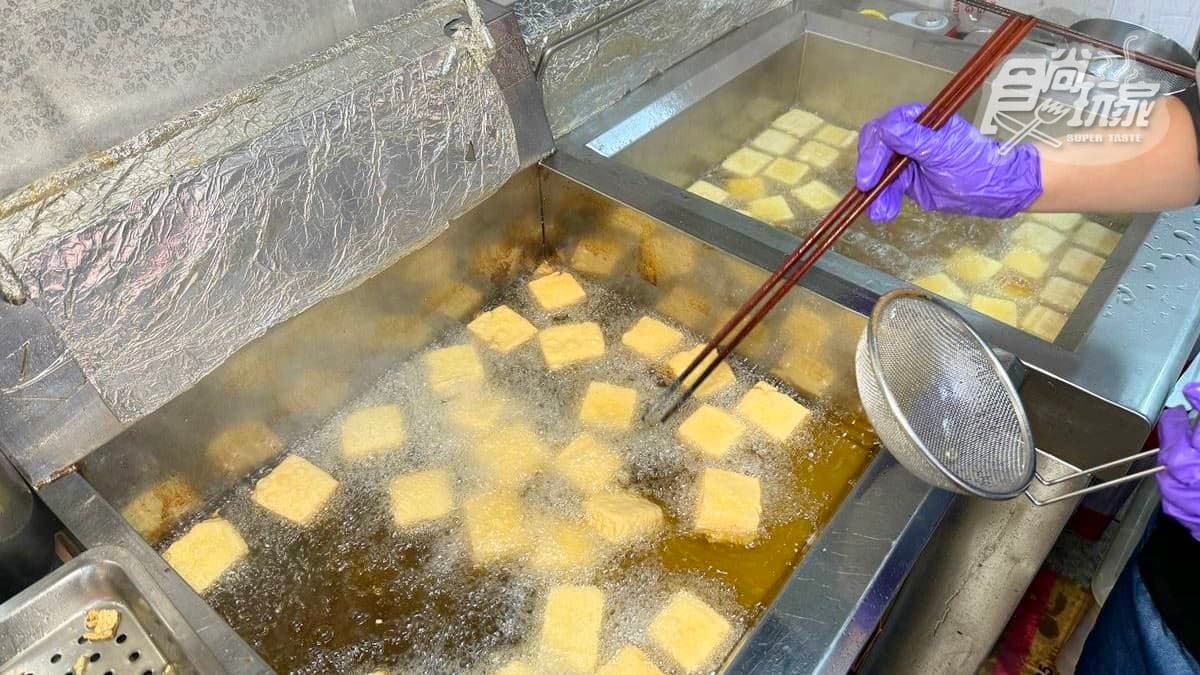 臭豆腐好吃的祕密，在於經過不同油溫的油鍋酥炸，吃起來特別酥脆。