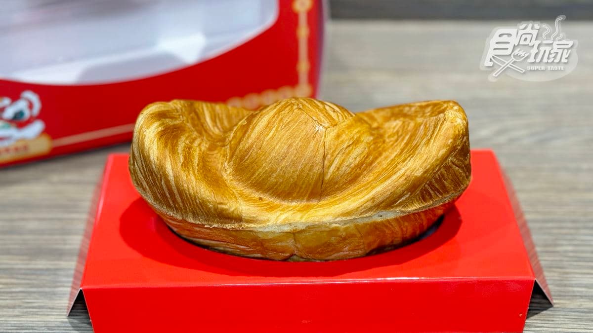 「金元寶丹麥麵包」吉利又可愛的造型相當適合拜拜，內裡膨鬆軟綿，吃得到微鹹微甜的奶油香氣。