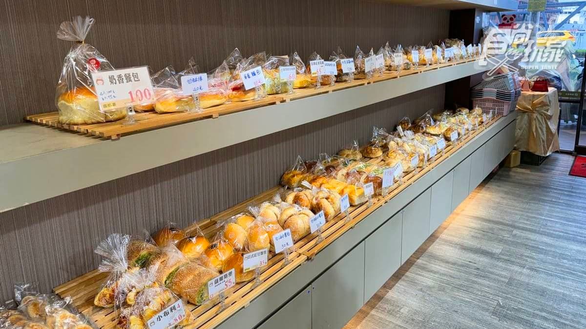店內有各式各樣的麵包、蛋糕、糕餅可選購。