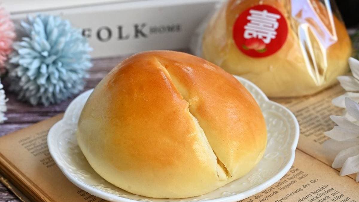 一般壽桃都是饅頭，這裡的「黃金壽桃」則是麵包，有紅豆、綠豆２種口味。（圖片來源：糖糖‘s享食生活）