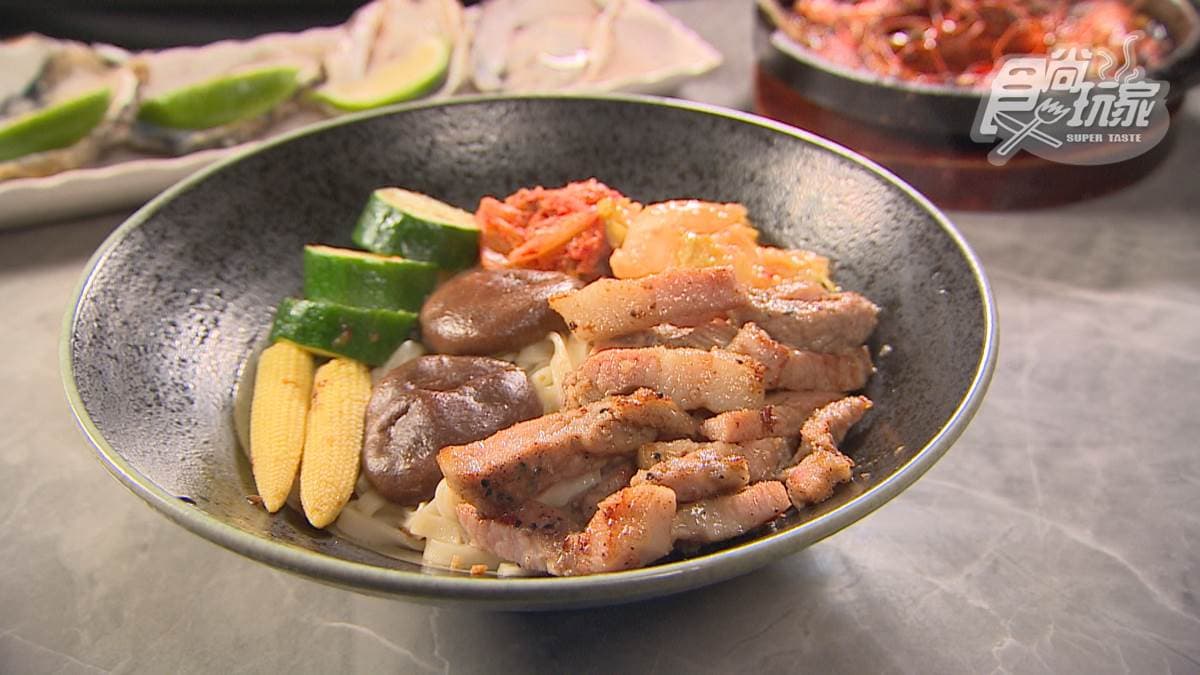 「蒜香豬五花拌麵」口味清爽，肉的油花分布也很均勻。