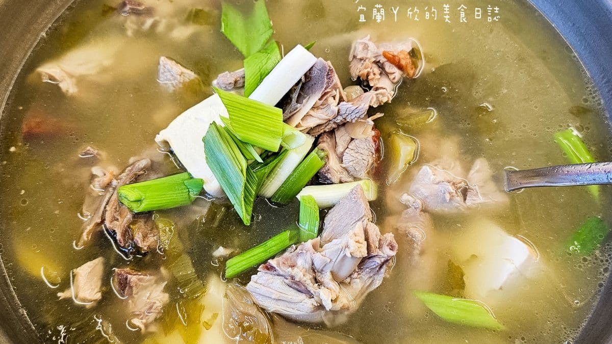 「一鴨兩吃」另一道則是酸菜鴨架湯。（圖片來源：宜蘭ㄚ欣的美食日誌）