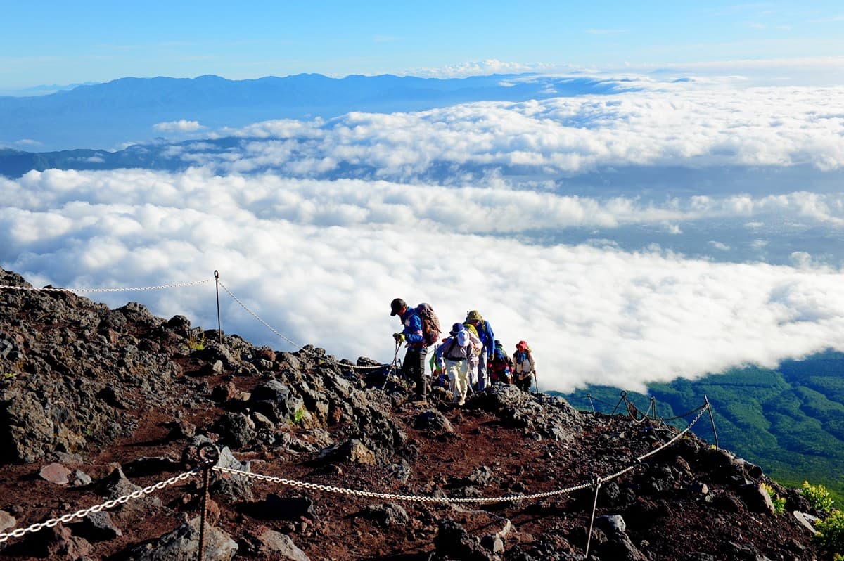 爬富士山要收錢了！山梨縣「這天起」加收登山稅，還有人數、時段管制