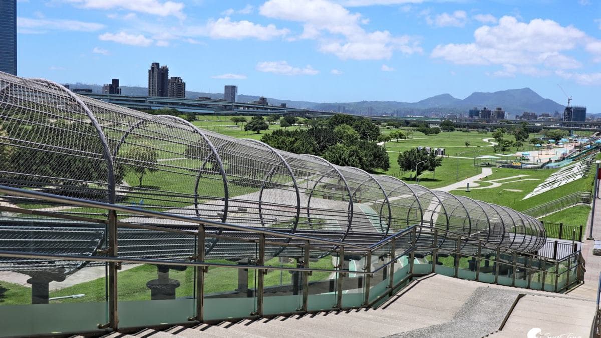 橋面上設立了網狀鐵網溜滑梯，從上面滑下去很刺激。（圖片來源：Sweet Tina 樂在生活分享）