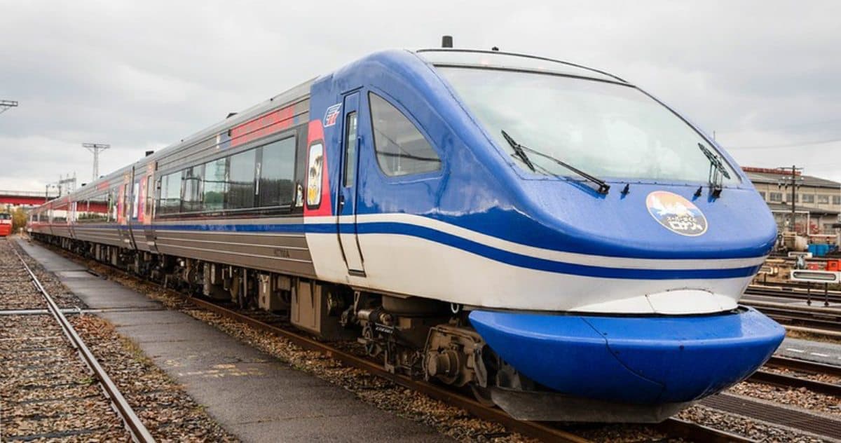 柯南迷快衝！最新柯南「限定列車」行駛中，５車廂基德、小蘭人氣角色拍爆