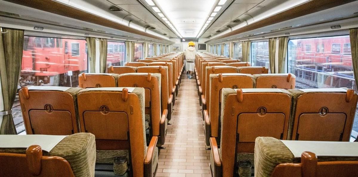 柯南迷快衝！最新柯南「限定列車」行駛中，５車廂基德、小蘭人氣角色拍爆