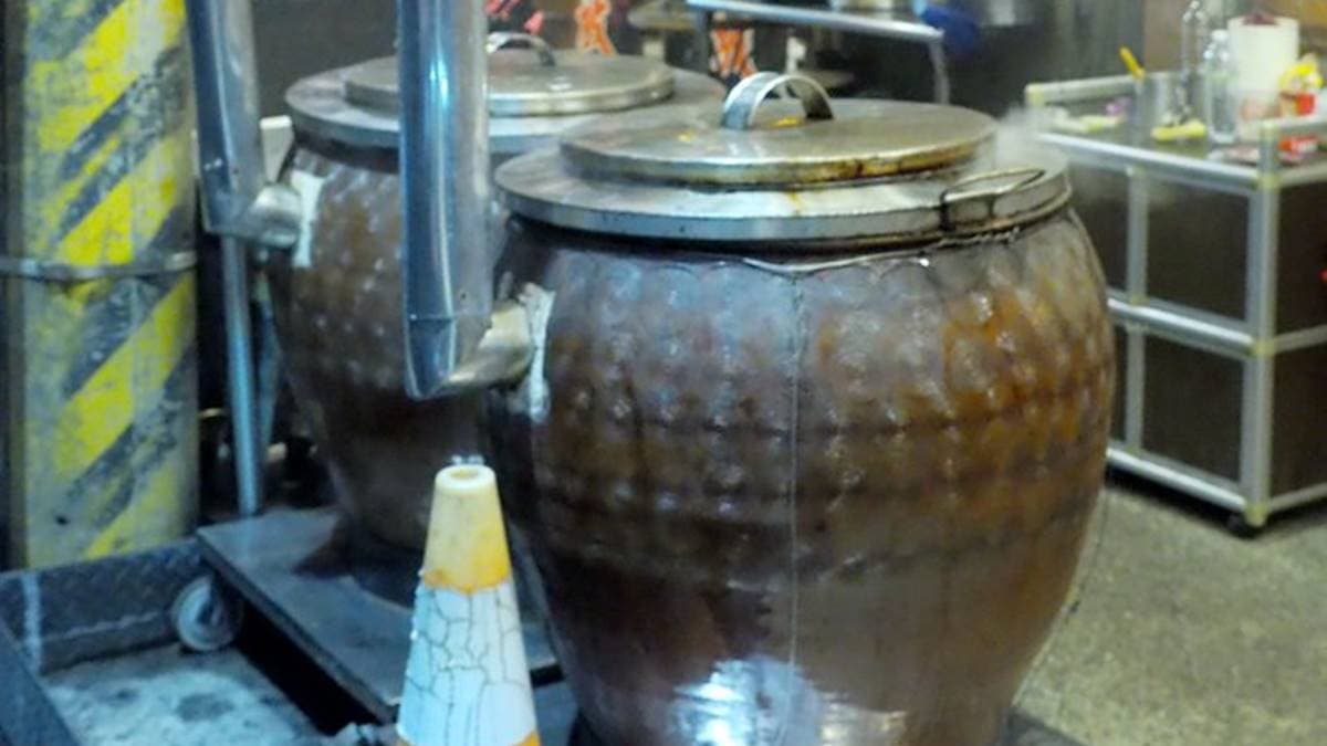「甕缸雞」使用傳統方式烤製。（圖片來源：加小菲愛碎碎唸）