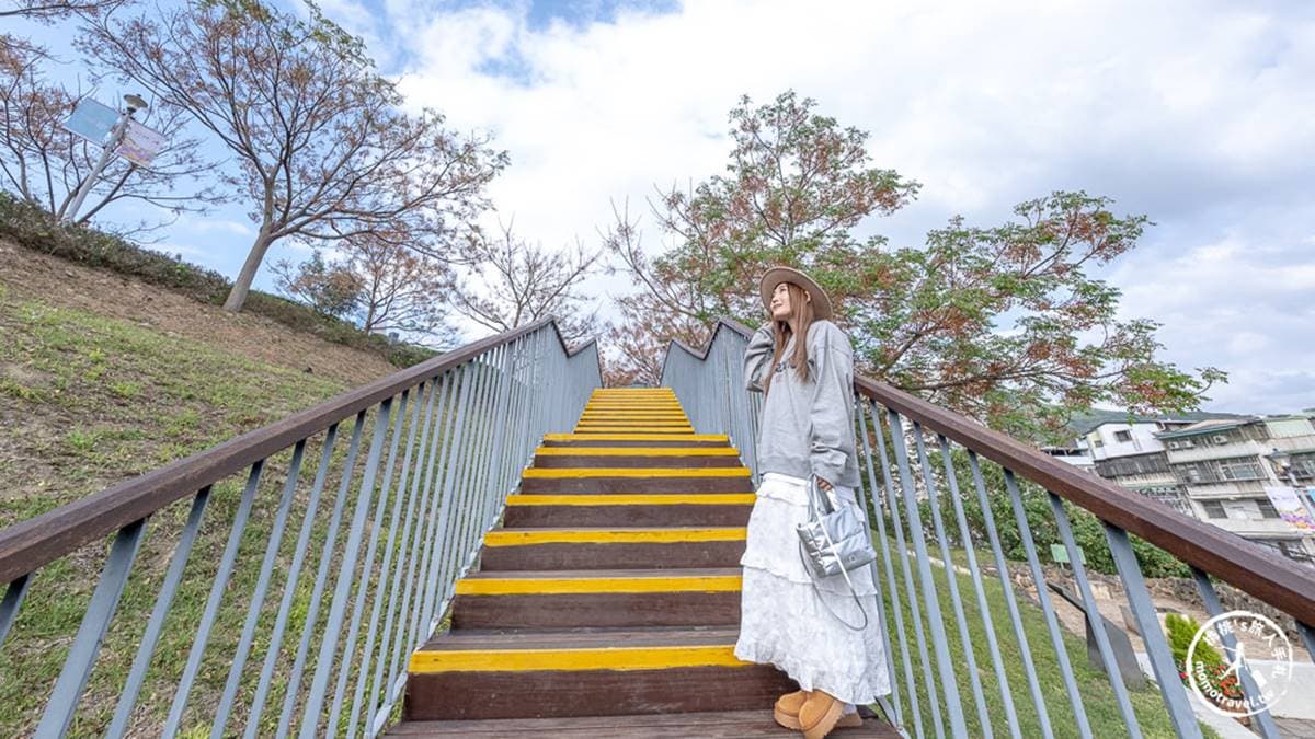公園中設有人行步道，可悠閒徒步欣賞花海之美。（圖片來源：桃桃's旅人手札）