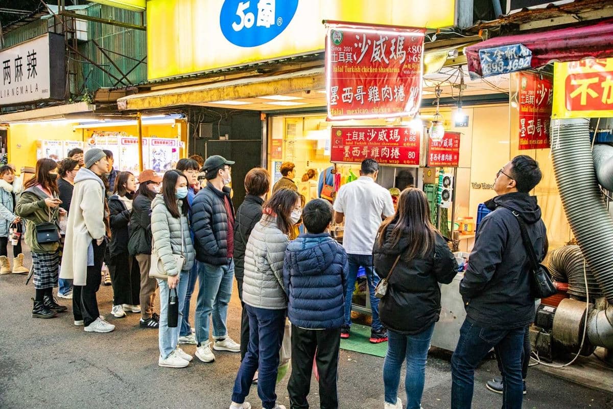「台北最強沙威瑪」藏身這夜市！土耳其帥老闆現做，塞爆滿滿配料不手軟