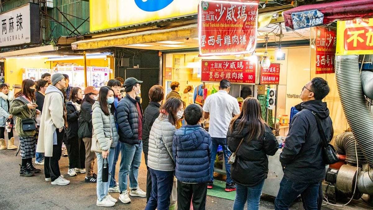 「南機場土耳其沙威瑪」位在南機場夜市的50嵐前面。（圖片來源：大手牽小手。玩樂趣）