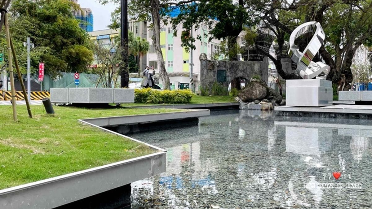 少了原本的圍牆，變成超寬敞的步道、涼亭、草皮、水池。（圖片來源：寶寶❤️放電）
