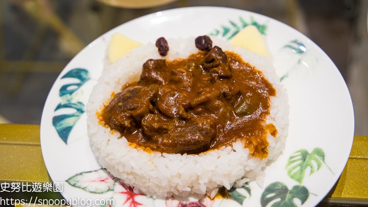 店內有賣紅酒燉牛肉飯，米飯部分還特別做成龍貓造型。（圖片來源：史努比遊樂園）