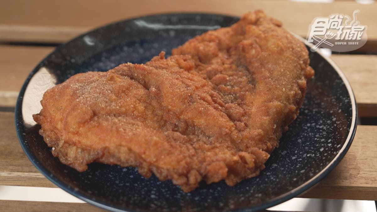 「厚片雞排」吃得到滿滿雞汁，厚度也很厚。
