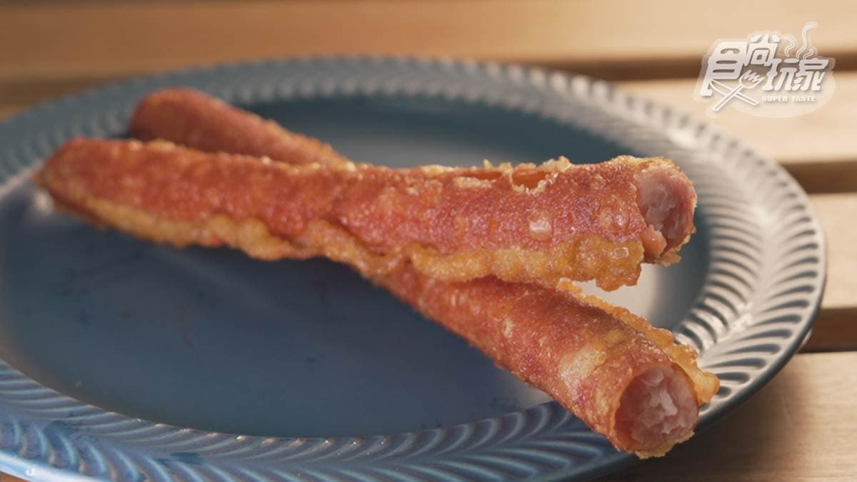 「超長德式香腸」的煙燻味很香，而且長度真的很長。