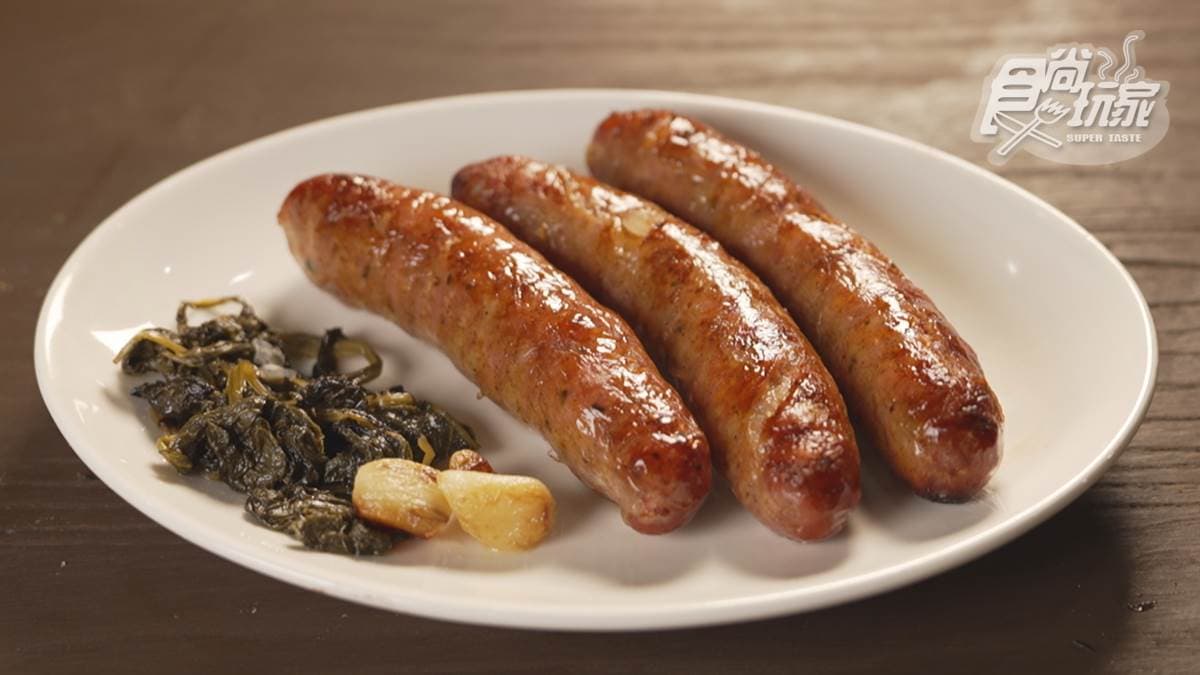 「窯烤義式生肉腸」的肉汁很多，吃起來很過癮。