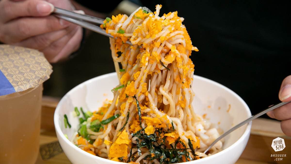 麵多、料多超實在，最驚人的是那滿滿１勺魚卵沒在客氣。（圖片來源：黑糖兄妹食樂主義）