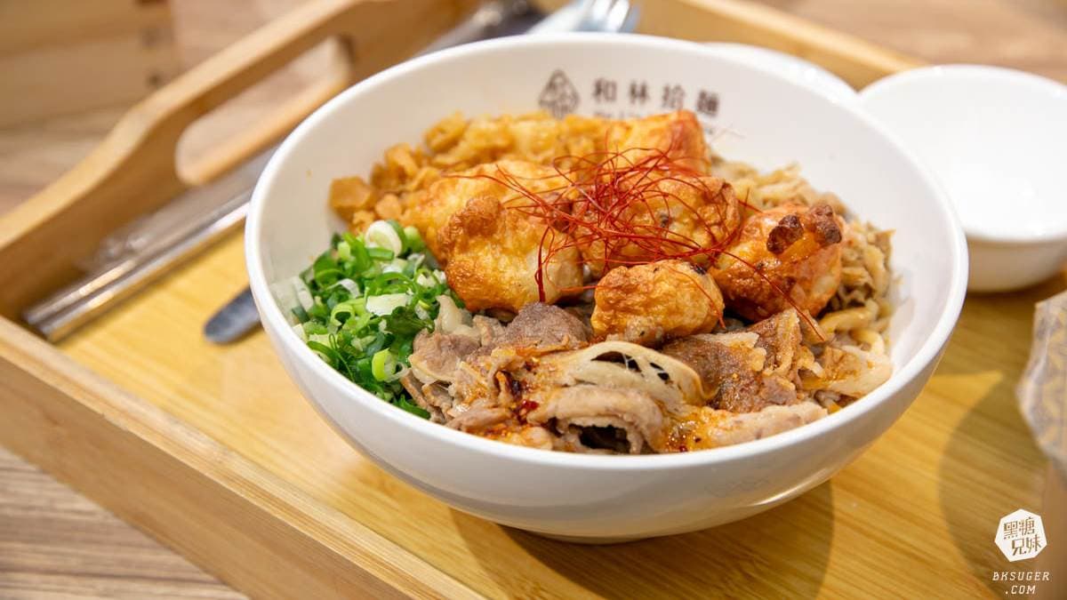 「牛腹肉椒麻拌拌麵」有大量的川燙牛腹肉，辣辣的吃起來很開胃。（圖片來源：黑糖兄妹食樂主義）