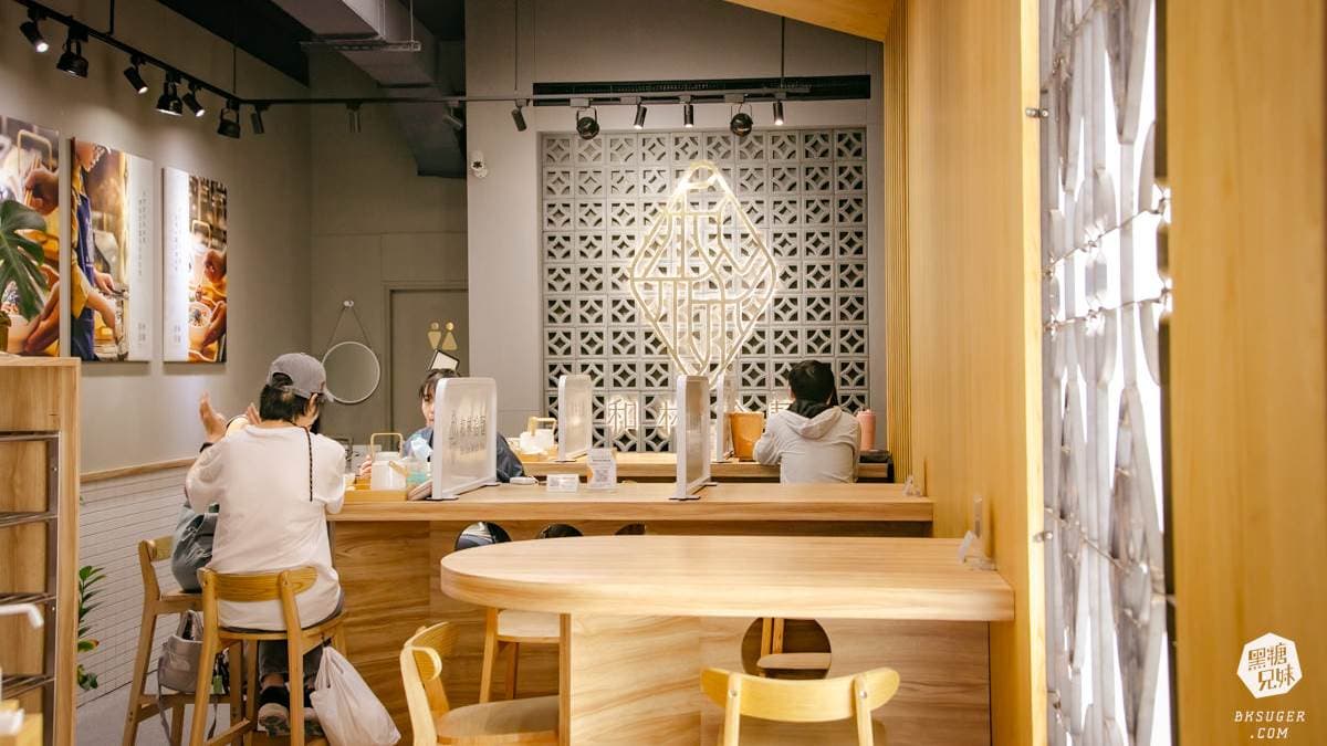 室內是用大量的木紋色裝潢為主。（圖片來源：黑糖兄妹食樂主義）